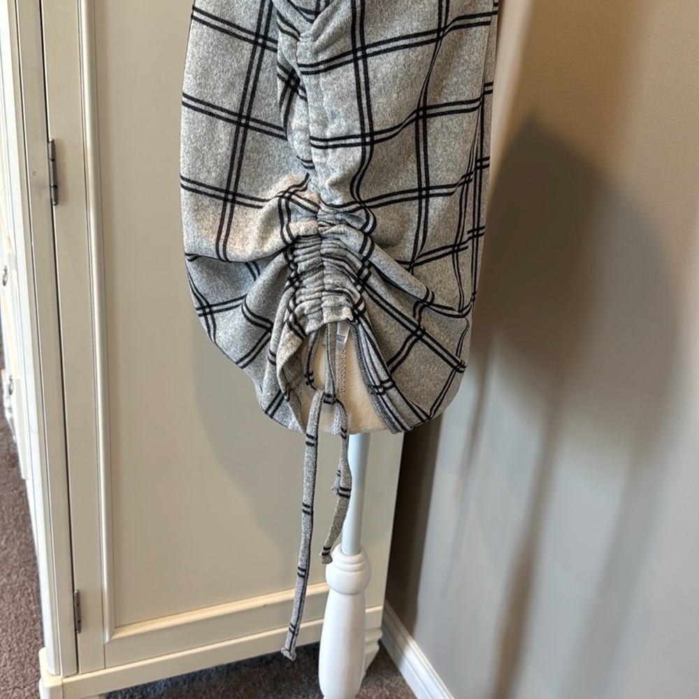 Inner Circle Gray Plaid Turtleneck Sweater - Picture 4 of 4